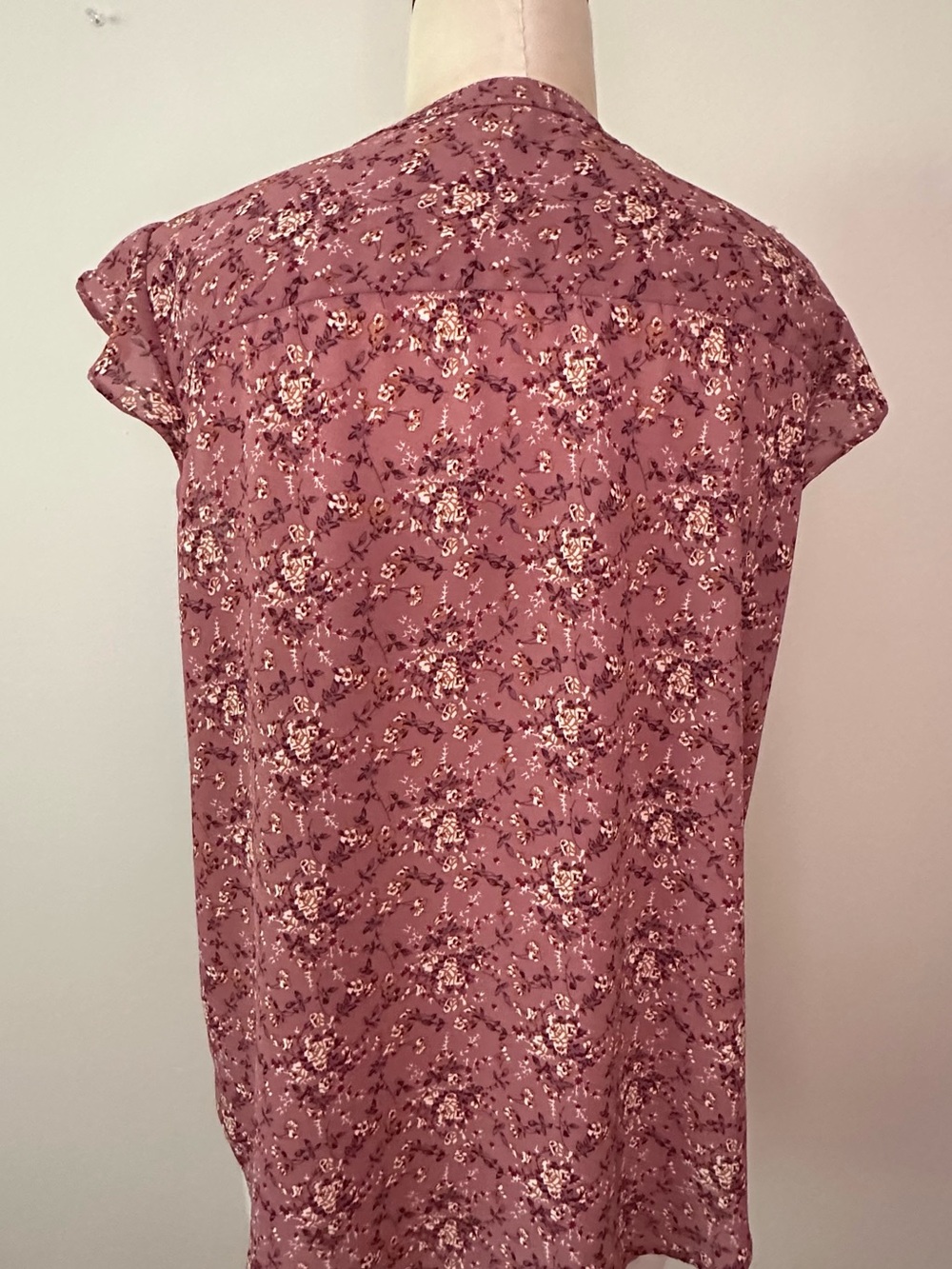Floral and flowing Medium tunic pullover top with angel sleeves in 100 polyester - Picture 4 of 7